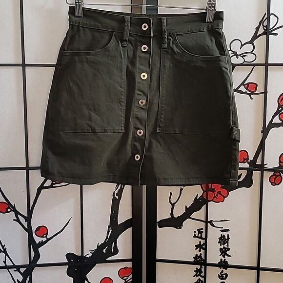 Good American Denim Button up Mini Skirt in dark Green. - Picture 1 of 8